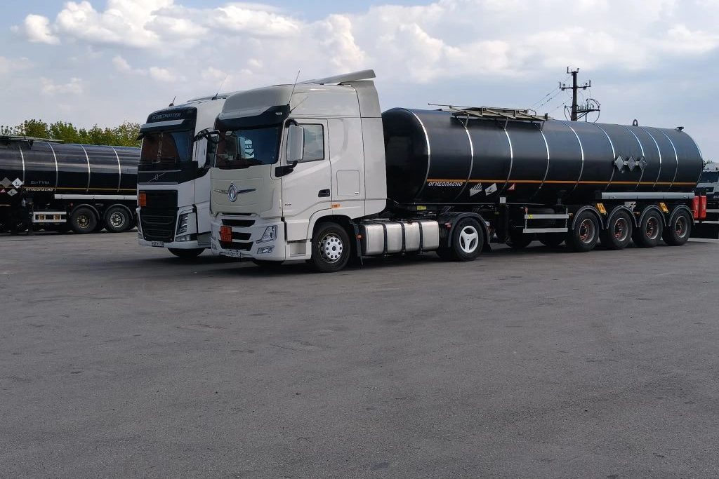 Тягачи Volvo и Dongfeng с битумными цистернами