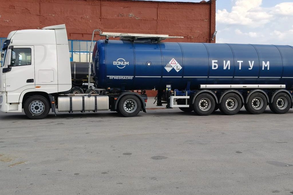 Битумовоз с цистерной BONUM на площадке базы